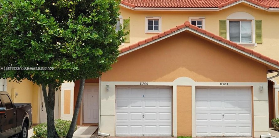 Townhouse in Tamarac, Florida 3 bedrooms, 132.66 sq.m. № 2008440