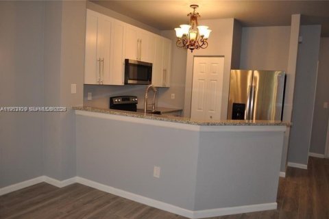 Townhouse in Tamarac, Florida 3 bedrooms, 132.66 sq.m. № 2008440 - photo 5