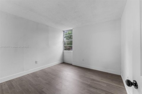 Adosado en alquiler en South Miami, Florida, 4 dormitorios, 104.98 m2 № 1926776 - foto 14