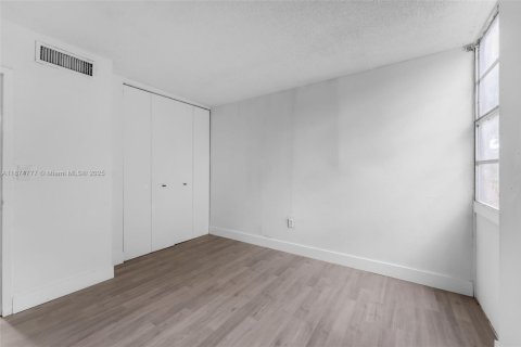 Adosado en alquiler en South Miami, Florida, 4 dormitorios, 104.98 m2 № 1926776 - foto 15