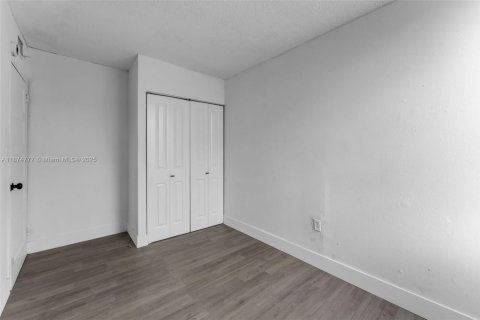 Adosado en alquiler en South Miami, Florida, 4 dormitorios, 104.98 m2 № 1926776 - foto 10