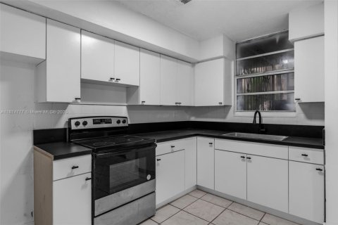 Adosado en alquiler en South Miami, Florida, 4 dormitorios, 104.98 m2 № 1926776 - foto 7