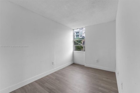 Adosado en alquiler en South Miami, Florida, 4 dormitorios, 104.98 m2 № 1926776 - foto 9