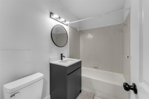 Adosado en alquiler en South Miami, Florida, 4 dormitorios, 104.98 m2 № 1926776 - foto 12