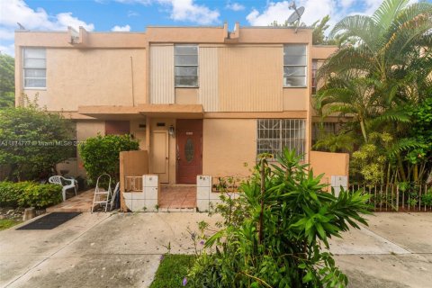 Adosado en alquiler en South Miami, Florida, 4 dormitorios, 104.98 m2 № 1926776 - foto 1