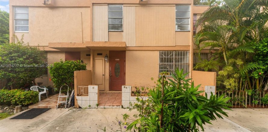 Adosado en South Miami, Florida 4 dormitorios, 104.98 m2 № 1926776