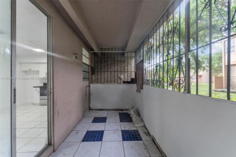 Adosado en alquiler en South Miami, Florida, 4 dormitorios, 104.98 m2 № 1926776 - foto 16