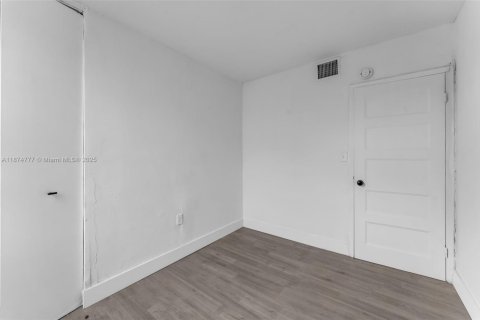 Adosado en alquiler en South Miami, Florida, 4 dormitorios, 104.98 m2 № 1926776 - foto 18