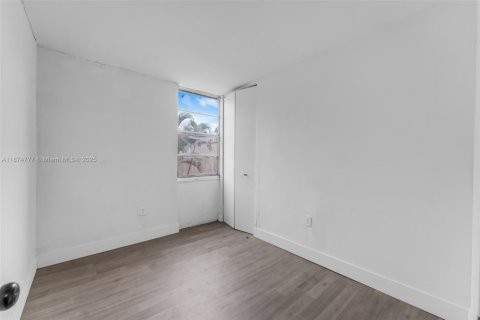 Adosado en alquiler en South Miami, Florida, 4 dormitorios, 104.98 m2 № 1926776 - foto 17