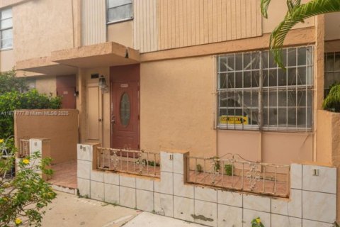 Adosado en alquiler en South Miami, Florida, 4 dormitorios, 104.98 m2 № 1926776 - foto 3