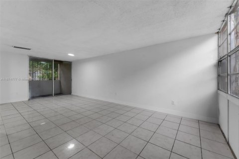 Adosado en alquiler en South Miami, Florida, 4 dormitorios, 104.98 m2 № 1926776 - foto 4