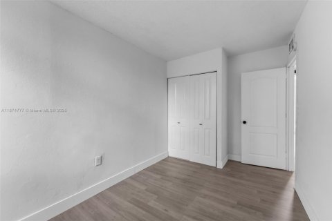 Adosado en alquiler en South Miami, Florida, 4 dormitorios, 104.98 m2 № 1926776 - foto 13