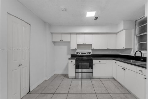 Adosado en alquiler en South Miami, Florida, 4 dormitorios, 104.98 m2 № 1926776 - foto 6