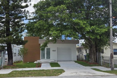 Villa ou maison à vendre à Miami, Floride: 4 chambres, 157.75 m2 № 1952139 - photo 1