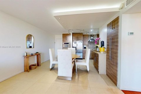 Condominio en venta en Hallandale Beach, Florida, 2 dormitorios, 130.06 m2 № 1938291 - foto 11