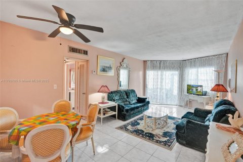 Купить кондоминиум в Майами, Флорида 2 спальни, 79.9м2, № 2028621 - фото 17