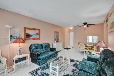 Купить кондоминиум в Майами, Флорида 2 спальни, 79.9м2, № 2028621 - фото 19