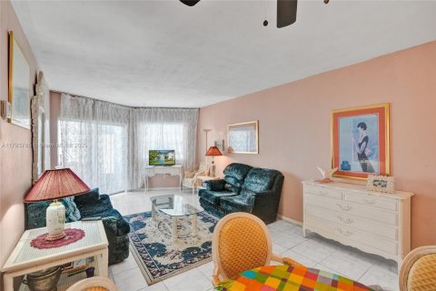 Купить кондоминиум в Майами, Флорида 2 спальни, 79.9м2, № 2028621 - фото 18