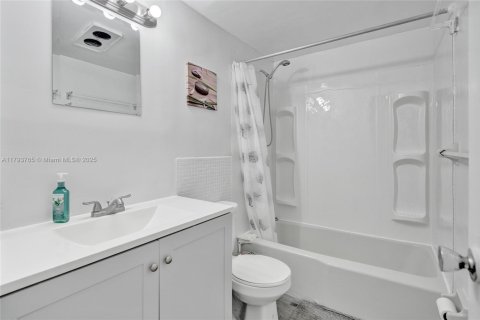 Купить кондоминиум в Майами, Флорида 2 спальни, 79.9м2, № 2028621 - фото 12