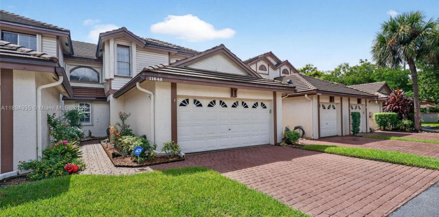 Townhouse in Coral Springs, Florida 4 bedrooms, 157 sq.m. № 1950666