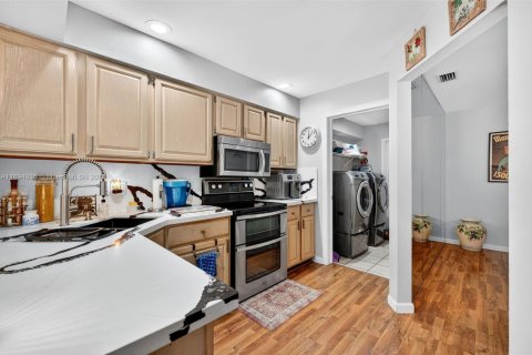 Townhouse in Coral Springs, Florida 4 bedrooms, 157 sq.m. № 1950666 - photo 3