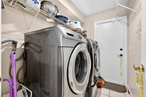 Townhouse in Coral Springs, Florida 4 bedrooms, 157 sq.m. № 1950666 - photo 29