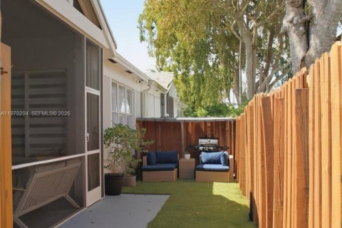 House in Tamarac, Florida 2 bedrooms, 140.28 sq.m. № 2033627 - photo 30