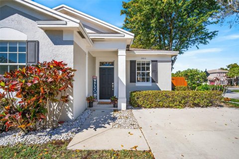 House in Tamarac, Florida 2 bedrooms, 140.28 sq.m. № 2033627 - photo 2