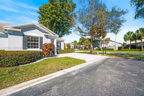 House in Tamarac, Florida 2 bedrooms, 140.28 sq.m. № 2033627 - photo 4