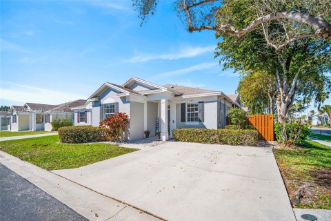 House in Tamarac, Florida 2 bedrooms, 140.28 sq.m. № 2033627 - photo 3