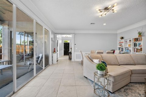 House in Tamarac, Florida 2 bedrooms, 140.28 sq.m. № 2033627 - photo 8