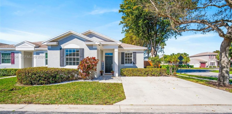 House in Tamarac, Florida 2 bedrooms, 140.28 sq.m. № 2033627