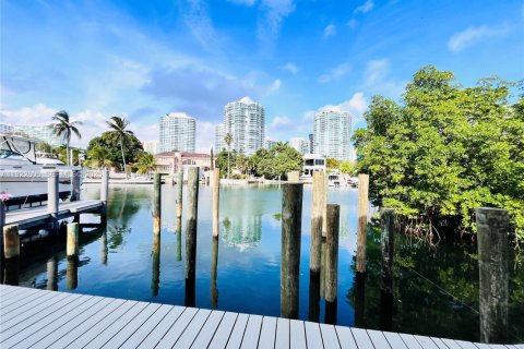 Touwnhouse à louer à Sunny Isles Beach, Floride: 3 chambres, 210.42 m2 № 1976716 - photo 1