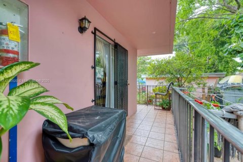 Propiedad comercial en venta en Miami, Florida, 358.23 m2 № 1861150 - foto 2