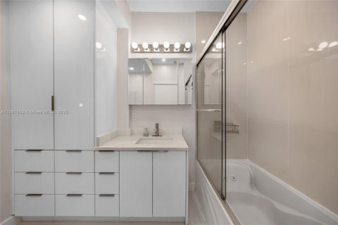 Condo in Miami Beach, Florida, 2 bedrooms  № 1929392 - photo 10
