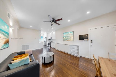 Condo in Miami Beach, Florida, 2 bedrooms  № 1929392 - photo 20
