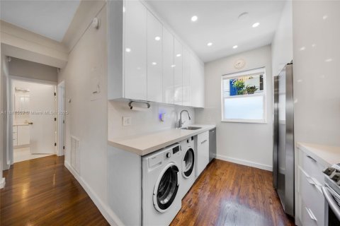 Condo in Miami Beach, Florida, 2 bedrooms  № 1929392 - photo 13