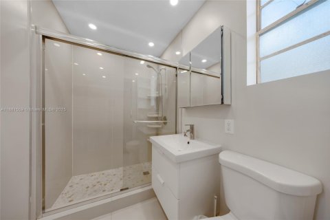 Condo in Miami Beach, Florida, 2 bedrooms  № 1929392 - photo 11