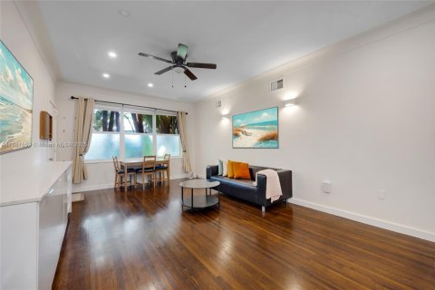 Condo in Miami Beach, Florida, 2 bedrooms  № 1929392 - photo 2