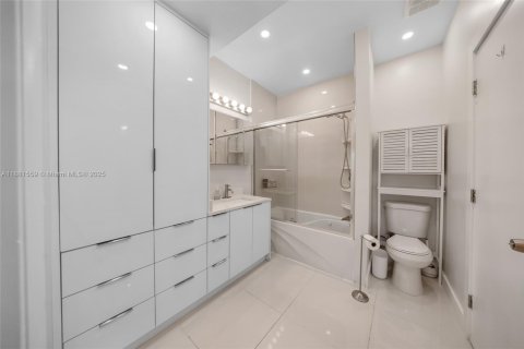 Condo in Miami Beach, Florida, 2 bedrooms  № 1929392 - photo 9