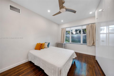 Condo in Miami Beach, Florida, 2 bedrooms  № 1929392 - photo 17