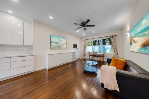 Condo in Miami Beach, Florida, 2 bedrooms  № 1929392 - photo 1