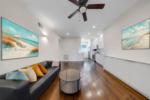 Condo in Miami Beach, Florida, 2 bedrooms  № 1929392 - photo 22