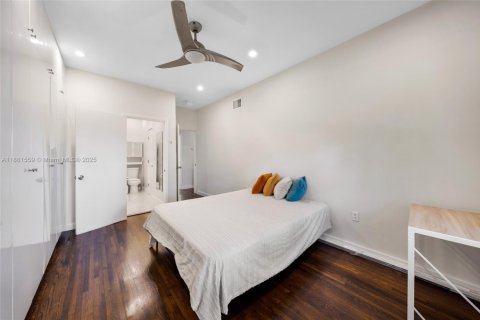 Condo in Miami Beach, Florida, 2 bedrooms  № 1929392 - photo 15