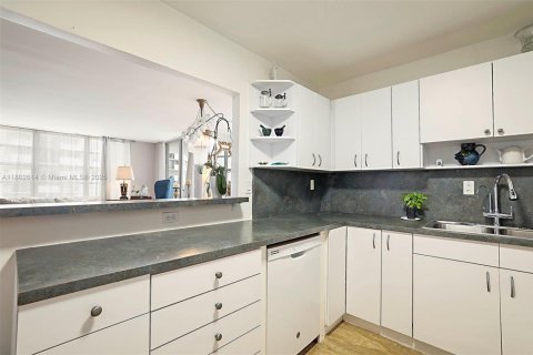 Condo in Aventura, Florida, 2 bedrooms  № 1864788 - photo 13