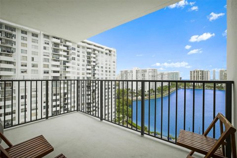 Condo in Aventura, Florida, 2 bedrooms  № 1864788 - photo 24