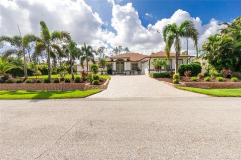 House in North Port, Florida 4 bedrooms, 286.88 sq.m. № 1592951 - photo 2