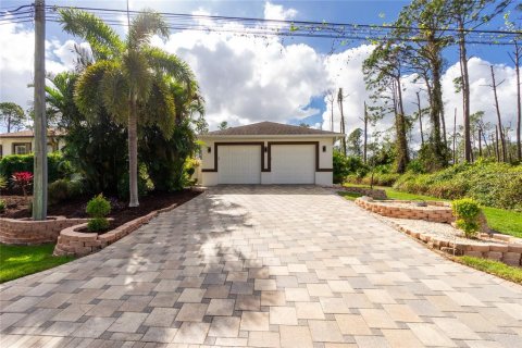 House in North Port, Florida 4 bedrooms, 286.88 sq.m. № 1592951 - photo 3