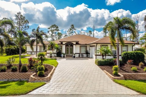 House in North Port, Florida 4 bedrooms, 286.88 sq.m. № 1592951 - photo 1