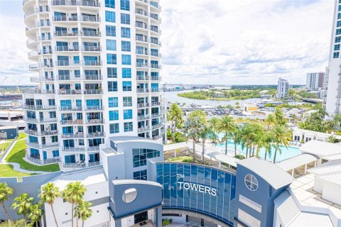 Condo in Tampa, Florida, 2 bedrooms  № 1783249 - photo 1